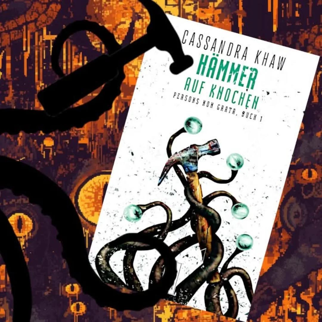 🆁🅴🆉🅴🅽🆂🅸🅾🅽

Privatdetektiv John Persons ist überrascht, als in seinem Büro statt betrogener Ehefrauen ein  Junge auftaucht und ihm den Auftrag erteilt, seinen Vater zu töten. Der Kleine scherzt nicht, das ist ihm sofort klar und so nimmt er den Job an und beginnt damit, Erkundigungen über den Mann einzuziehen. Dabei stellt er schon bald eine Gemeinsamkeit fest, sie beide sind keine Menschen.
Gestalten mit schuppiger Haut und Augen am Körper, bei „Hämmer auf Knochen“ scheinen seltsame Dinge vorzugehen. Als Leser wird man ohne großes Geplänkel gleich mitten in die Story geworfen und dass dabei Lovecraft-Stimmung aufkommt, kann man nicht bestreiten, trotzdem bin ich mit dem Buch nicht richtig warm geworden. Zum einen, weil absolut nichts erklärt wird und wenn man sich im Lovecraft Kosmos nicht so auskennt, ist man hier schlichtweg überfordert. Zum anderen, weil ich immer wieder auf Formulierungen gestoßen bin, die ich wirklich furchtbar fand. Also hab ich nach dem Übersetzer geschaut und sieh da, bei ihm ist mir das schon mehrmals aufgefallen.
Doch auch wenn ich mich mit der Geschichte selbst etwas schwer getan habe, muss ich doch zugeben, dass Cassandra Khaw hier sehr interessante Charaktere erschaffen hat, allen voran der „außerirdischen“ Ermittler, der sich den Körper von Persons unter den Nagel gerissen hat. Aber auch die mysteriöse Kellnerin Sasha weiß zu überzeugen. Und wenn ich schon mal dabei bin, Lob zu verteilen, muss ich natürlich auch Vincent Chong erwähnen, dessen Illustrationen immer großartig sind. Trotzdem bin ich am Ende froh, dass ich auf meine innere Stimme gehört und mir nur das eBook zugelegt habe. ...

Meine komplette Rezension findet ihr hier: 
https://vollausgebucht.net/?p=22045

#VollAusgebucht #Leseratte #Bookstagram #Timetoread #Booknerd #Büchersüchtig #Booklover #Bücherliebe #Books #Reading #Instabooks #BooksofInstagram #Girlwithbooks #Buchtipp #Bookaddicted #Letsreadabook #Buchblogger #Leseliebe #HämmeraufKnochen #Horror #CassandraKhaw #BuchheimVerlag #CemereyDanceGermany #Lovecraft