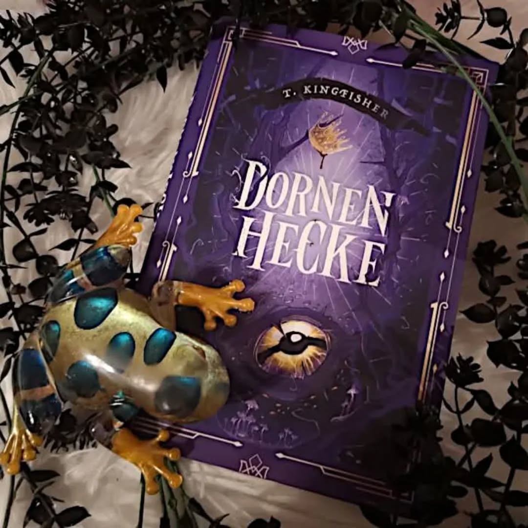 🆁🅴🆉🅴🅽🆂🅸🅾🅽

... Eigentlich ist „Dornenhecke“ eine recht düstere Märchenadaption, aber die beiden liebenswerten Protagonisten nehmen dem Geschehen ein bisschen an Schärfe. Krötling, die alles andere als eine bezaubernde Fee ist, fühlt sich in keiner der beiden Welten so wirklich zu Hause, gehört nirgendwo richtig dazu und lebt seit Jahrhunderten ein einsames Leben an der Dornenhecke, um ihre Pflicht zu erfüllen. Sie ist überrascht, als nach all der Zeit ein Ritter auftaucht, der ins Schloss vordringen will. Und auch Halim ist kein typischer Ritter, weder ein Schönling, noch steht ihm der Sinn nach kämpfen, dafür ist er neugierig und entschuldigt er jedes Mal, wenn er flucht, denn das hat seine Mutter ihm so beigebracht. Kurz gesagt, die beiden entsprechen jetzt nicht unbedingt dem Ideal, aber genau das macht die beiden völlig unterschiedlichen Individuen und ihren Umgang miteinander so liebenswert, dass sie der Hintergrundgeschichte ein bisschen ihrer Düsternis nimmt.
Dass die Autorin sich hier dem Dornröschen-Stoff annimmt, ist nicht zu übersehen, aber sie vertauscht die Rollen und sorgt so dafür, dass man das bekannte Märchen aus einem völlig anderen Blickwinkel betrachtet. Dazu kommen die ganz eigenen Figuren und Kingfishers Schreibstil und all das macht T. Kingfishers Novelle für mich zu einer ganz besonderen Geschichte. ...

Meine komplette Rezension findet ihr hier: 
https://vollausgebucht.net/?p=22801

#VollAusgebucht #Leseratte #Bookstagram #Timetoread #Booknerd #Büchersüchtig #Booklover #Bücherliebe #Books #Reading #Instabooks #BooksofInstagram #Girlwithbooks #Buchtipp #Bookaddicted #Letsreadabook #Horrorgirl #Thrillerlover #Buchblogger #Leseliebe #Dornenhecke #TKingfisher #CrossCultVerlag #Dornröschen #Feen