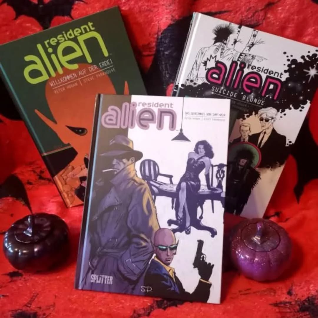 🆁🅴🆉🅴🅽🆂🅸🅾🅽

Harry mag Geschichten über sexy Ermittler aus den 60er Jahren und so bestellt er eines der Werke von Sam Hain in der örtlichen Buchhandlung. Als er es abholt, erzählt ihm der Verkäufer, dass der Autor aus Patience stammen soll, das macht den Außerirdischen neugierig und sein Detektivinstinkt erwacht, er will unbedingt herausfinden, wer sich hinter diesem Pseudonym verbirgt. Doch niemand kann ihm weiterhelfen, bis der Elektriker beim Verlegen neuer Leitungen in der Arztpraxis auf dem Dachboden einen kleinen Unfall hat und Harry dort oben auf eine alte Aktentasche mit einem Manuskript und dem signierten Exemplar des Buches stößt, dass Harry bestellt hat. Und das Manuskript hat es in sich, denn Harry ist sich sicher, dass der dort geschilderte Mord tatsächlich so stattgefunden hat. Es gibt in Patience also einen Mörder, der schon seit Jahren unentdeckt unter den Einwohnern lebt, der perfekte Fall für Dr. Harry Vanderspeigle.
Ich habe ja schon ein paar Mal gesagt, dass ich Harry liebe, auch wenn er in den Comics ganz anders ist als in der Serie. Diesmal dreht sich alles mehr oder weniger um seine Liebe zu Büchern, besonders zu Detektivgeschichten und bei Astas liebevollem Seitenhieb auf seine Buchkaufsucht kam ich einfach nicht umhin, mich ein bisschen angesprochen zu fühlen. ...

Meine komplette Rezension findet ihr hier: 
https://vollausgebucht.net/?p=22819

#VollAusgebucht #Leseratte #Bookstagram #Timetoread #Booknerd #Büchersüchtig #Booklover #Bücherliebe #Books #Reading #Instabooks #BooksofInstagram #Girlwithbooks #Buchtipp #Bookaddicted #Letsreadabook #Horrorgirl #Thrillerlover #Buchblogger #Leseliebe #ResidentAlien #DasGeheinisvonSamHain #SplitterVerlag #Comic #Alien