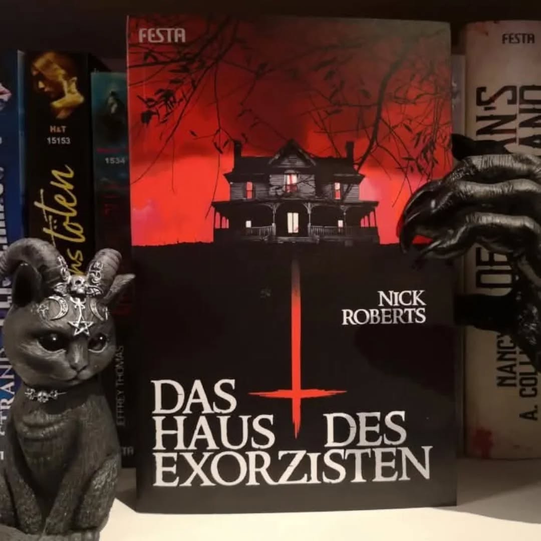 🆁🅴🆉🅴🅽🆂🅸🅾🅽

Kennt ihr das auch? Da ist dieses Buch, das alle hypen, Klappentext und Cover machen neugierig, aber da gerade diese Geschichten meist nicht mal halb so gut wie erhofft sind, gehe ich da immer mit nicht allzu hohen Erwartungen ran und wurde tatsächlich eines besseren belehrt.
Ohio im Jahr 1994. Psychologe Daniel Hill und seine schwangere Frau Nora haben ein abgeleges Haus gekauft, dass sie renovieren und schließlich mit Gewinn weiterveräußern wollen. Doch schon die Bauarbeiter fühlen sich auf dem Grundstück unwohl, immer wieder kommt es zu merkwürdigen Zwischenfällen. Als die Hills schließlich mit ihrer Teenager-Tochter Alice einziehen, finden sie plötzlich die Kellertür vernagelt vor und erfahren, dass einer der Arbeiter auf grauenvolle Weise Selbstmord begangen hat. Wie sich herausstellt, gehörte das Haus früher dem Exorzisten Merle Blatty, der dort gestorben ist und nun Daniel heimsucht. Doch nicht nur er hat durch den Brunnen den Weg in unsere Welt gefunden.
Hui, das war Kopfkino vom Feinsten. „Das Haus des Exorzisten“ erfindet das Genre zwar nicht neu und bedient sich vieler bekannter Elemente, trotzdem hat es Nick Roberts mit seinem lockeren Schreibstil geschafft, dass ich das Buch nicht aus der Hand legen wollte, auch wenn die eine oder andere Wendung durchaus vorhersehbar war. ...

Meine komplette Rezension findet ihr hier: 
https://vollausgebucht.net/?p=22588

#VollAusgebucht #Leseratte #Bookstagram #Timetoread #Booknerd #Büchersüchtig #Booklover #Bücherliebe #Books #Reading #Instabooks #BooksofInstagram #Girlwithbooks #Buchtipp #Bookaddicted #Letsreadabook #Horrorgirl #Thrillerlover #Buchblogger #Leseliebe #DasHausdesExorzisten #NickRoberts #FestaVerlag #Horror #Exorzismus #Dämonen
