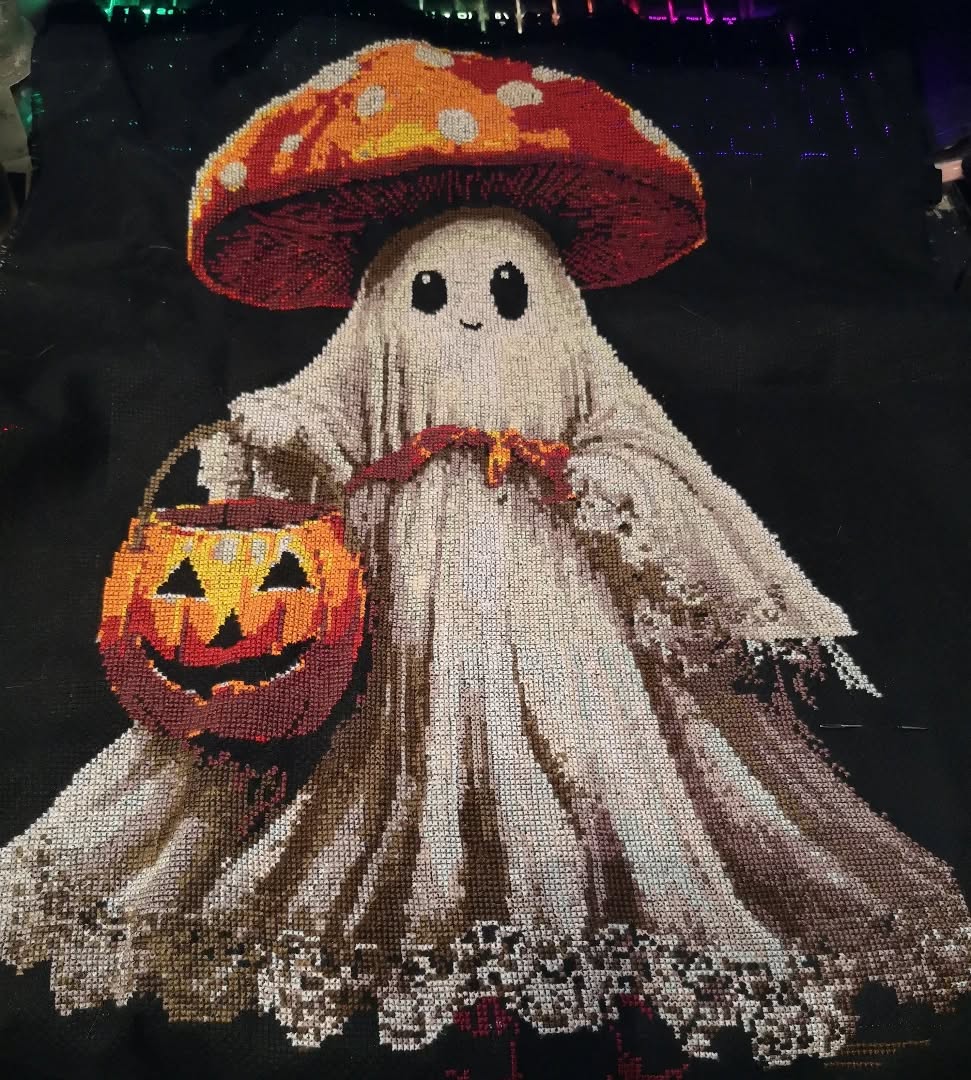🅱🅰🆂🆃🅴🅻🆂🆃🆄🅽🅳🅴

Eigentlich wollte ich ja bis Halloween fertig sein, wie ihr seht, wird das wohl nichts mehr werden, ich habe das Projekt einfach ein bisschen unterschätzt. Oder zu viel "Silent Hill f" gezockt, wer weiß das schon.^^
Aber auch nächstes Jahr zu Halloween wird sich das Bild toll im Regal machen, vielleicht wandert es da auch schon hin, sobald es fertig ist, immerhin gehen Geister ja bekanntlich immer und so süße erst recht.,^^

#VollAusgebucht #Leseratte #Bookstagram #Timetoread #Booknerd #Büchersüchtig #Booklover #Bücherliebe #Books #Reading #Instabooks #BooksofInstagram #Bookaddicted #Letsreadabook #Buchblogger #Leseliebe #BookstagramGermany #Bücher #Bücherwurm #Buchblog #Buchverrückt #Bastelstunde #DIY #DoItYourself #Stickbild #Halloween #Kreuzstich #Mushroomghost #handmade