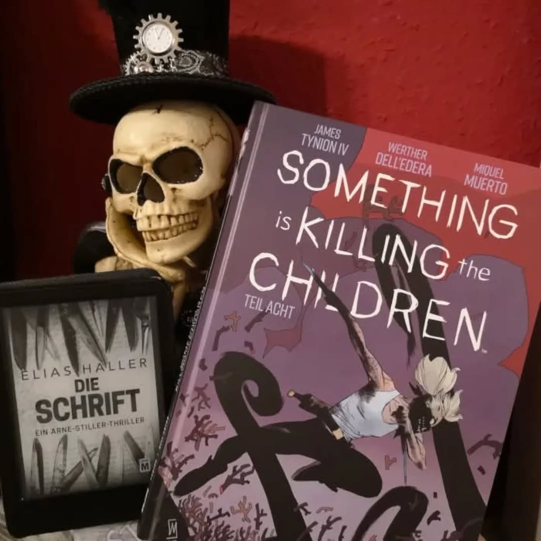 🆆🅾🅲🅷🅴🅽🆁ü🅲🅺🅱🅻🅸🅲🅺

So, bei mir gibt es heute einen Wochenrückblick in Kurzform, denn bei mir hat sich unverhofft noch Besuch angekündigt. Ist aber halb so wild, denn viel zu berichten gibt es eigentlich auch gar nicht. 
Mit "Die Schrift" von Elias Haller und "Something is Killing the Children" 8 habe ich 2 Bücher abgeschlossen und insgesamt genau 800 Seiten gelesen. Nun ja, eigentlich waren es fast 3, denn auch Penny Archers 9. Fall, das neue Buch von G. S. Foster hatte ich bis auf die letzten 50 Seiten bis Sonntag bereits inhaliert.
Elias Haller liefert ab wie üblich, für den Kryptologen Arne Stiller geht es mit verstümmelten Leichen, die einen verschlüsselten Text auf den Rücken tätowiert haben wieder ziemlich übel zur Sache, ein wenig enttäuscht war ich allerdings von "Something is killing the Children". Anders als gewohnt enthält der Band kurze Episoden aus Ericas Vergangenheut, so richtig packen konnte mich das aber leider nicht und ich hoffe, dass man bei der Fortsetzung wieder zur üblichen Erzählweise zurückkehrt. ...

Meine kompletten Rückblick findet ihr hier:
https://vollausgebucht.net/?p=22902

#VollAusgebucht #Bookstagram #Timetoread #Booknerd #Büchersüchtig #Booklover #Bücherliebe #Books #Reading #Instabooks #BooksofInstagram #Buchblogger #Leseliebe #BookstagramGermany #Bücher #Buchblog #Buchverrückt #Bücherwelt #Buchtipp #Bookish #Wochenrückblick #geleseneSeiten #Lesestatistik #Lesewoche #Reado #DieSchrift #EliasHaller #Thriller #SomethingiskillingtheChildren #Comic