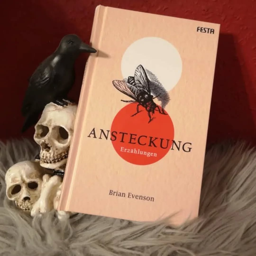 🆁🅴🆉🅴🅽🆂🅸🅾🅽

Zur Buchmesse in Leipzig war dieses Jahr ja Brian Evenson zu Gast bei Festa Verlag und passend dazu gab es eine Sonderausgabe seiner Anthologie „Ansteckung“ im handlichen Format, limitiert auf 666 Exemplare. Die Messe ist lange vorbei, aber nun habe ich das Buch endlich gelesen und kann meinen Senf dazu abgeben.
Die 8 Kurzgeschichten in Brian Evensons „Ansteckung“ haben eines gemeinsam: sie sind düster, sehr düster und ziemlich verstörend, teilweise aber eben auch durchzogen von schwarzem Humor. Wer allerdings meint, am Ende das Buch zuklappen und sich zufrieden zurücklehnen zu können, wird enttäuscht sein, denn nach Happy Ends sucht man hier vergebens und nicht alles ist auf den ersten Blick ersichtlich, man muss in die Geschichten eintauchen.
Gut, bei allen hat das bei mir nicht funktioniert, mit „Die Polygamie der Sprache“ zum Beispiel bin ich gar nicht warm geworden. Ganz im Gegensatz zu „Zwei Brüder“, für mich der packendste und zugleich auch verstörendste Beitrag. Hier müssen die beiden Brüder Aurel und Theron, beide in einem streng religiösen Umfeld aufgewachsen, nach dem Tod der Eltern allein klarkommen. Das gelingt nicht wirklich, zurückgezogen in ihrem Haus verfallen sie Stück für Stück immer mehr dem Wahnsinn, was auf sehr eindringliche Weise geschildert wird. Harter Tobak, Seiten, die nachhallen. ...

Meine komplette Rezension findet ihr hier: 
https://vollausgebucht.net/?p=22591

#VollAusgebucht #Leseratte #Bookstagram #Timetoread #Booknerd #Büchersüchtig #Booklover #Bücherliebe #Books #Reading #Instabooks #BooksofInstagram #Girlwithbooks #Buchtipp #Bookaddicted #Letsreadabook #Horrorgirl #Thrillerlover #Buchblogger #Leseliebe #Ansteckung #Anthologie #Kurzgeschichten #BrianEvenson #FestaVerlag #Sonderausgabe #limitiert