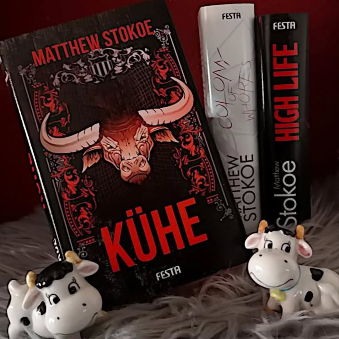 🆁🅴🆉🅴🅽🆂🅸🅾🅽

... "Kühe" stand hier lange ungelesen im Regal, weil mich "High Life" damals nicht unbedingt vom Hocker gerissen hat und was soll ich sagen, auch mit "Kühe" erging es mir ähnlich. Dass das Buch unappetitlich wird, war klar, darauf war ich auch eingestellt, aber permanente Kotzattacken, sehr grenzwertige Sexualpraktiken und Fäkalien als Abendessen? Ich weiß nicht. Ja, ich verstehe den Vergleich und auch, dass man ab und an schocken muss um aufzurütteln, aber doch nicht immer und immer wieder und dann noch auf ziemlich platte Art. So verliert nicht nur das Gelesene seinen Schrecken, auch die Spannung geht flöten. Die Geschichte selbst gerät, meiner Meinung nach, immer mehr in den Hintergrund, um Platz für die nächste Ekelszene zu machen und die nächste und die nächste ... Dabei bietet "Kühe" eine Menge gute Ansätze, aus denen man so viel mehr herausholen könnte. Sei es Stevens verkorkste Beziehung zu seiner Mutter oder die zu Lucy, denn die beiden Frauen in seinem Leben, die ihm eigentlich Halt und Liebe geben sollten, sorgen nur dafür, dass er sich noch schlechter fühlt. Und mal ganz ehrlich, auch mit ihm bin ich nicht warm geworden, sein ständiges Baden in Selbstmitleid ohne irgendetwas an den Zuständen ändern zu wollen, ging mit schnell auf die Nerven. Es gibt hier einfach keine Figur, die auch nur annähernd positive Gefühle weckt. Und auch wenn immer wieder ausführlich auf die schrecklichen Zustände im Schlachthof eingegangen wird, werde ich das Gefühl einfach nicht los, dass das nur geschieht, um die nächste Quälerei zu rechtfertigen.

Meine komplette Rezension findet ihr hier: 
https://vollausgebucht.net/?p=22919

#VollAusgebucht #Leseratte #Bookstagram #Timetoread #Booknerd #Büchersüchtig #Booklover #Bücherliebe #Books #Reading #Instabooks #BooksofInstagram #Girlwithbooks #Buchtipp #Bookaddicted #Letsreadabook #Horrorgirl #Thrillerlover #Buchblogger #Leseliebe #Kühe #MatthewStokoe #FestaVerlag #Schlachthof #Festafriday