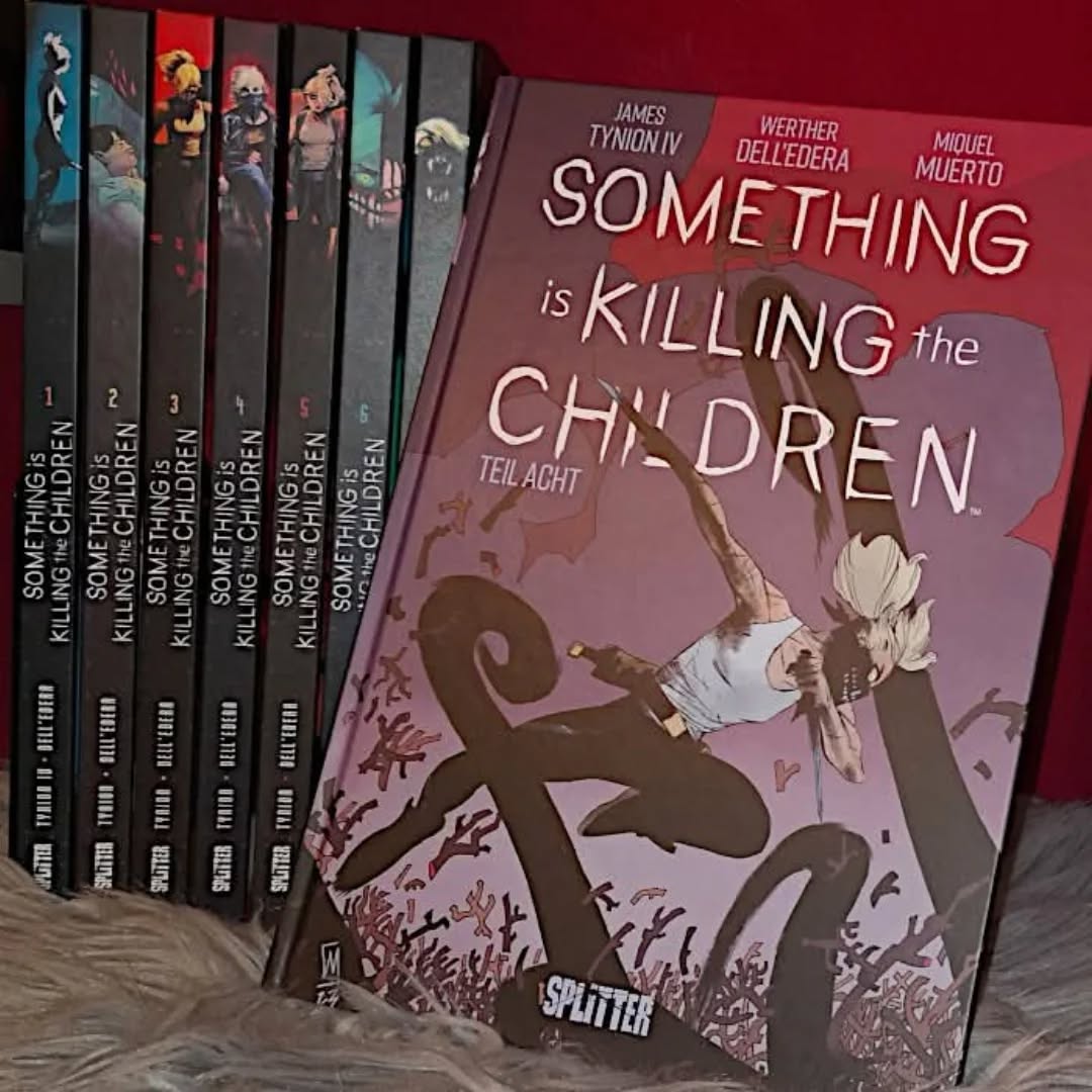 🆁🅴🆉🅴🅽🆂🅸🅾🅽

Erica ist zurück, schon seit Juli, aber das ist mal wieder komplett an mir vorbeigegangen. Ich liebe die Reihe, also musste das Buch dann natürlich auch gleich hier einziehen und was soll ich sagen, diesmal war ich tatsächlich ein bisschen enttäuscht, die Story hat mich einfach nicht so richtig gepackt. Vielleicht, weil der 8. Band diesmal keine durchgängige Geschichte erzählt, sondern in kurzen Anekdoten einen Blick in Ericas Vergangenheit wirft. Das klingt leider interessanter, als es ist, zumindest für mich. Dabei hätte Ericas Entwicklung im Laufe der Zeit punkten können, wird doch in Rückblenden gezeigt, wie sehr sie der Tod von Jessica mitgenommen hat und welchen Einfluss er auf ihr Leben hatte, wie sie zu dem Menschen wurde, der sie jetzt ist. Es stehen also diesmal keine Monsterjagden im Vordergrund, sondern die Traumabewältigung einer deutlich verletzlicheren Erica. An sich ja eine gute Idee, allerdings wäre mir hier ein komplexer Rückblick lieber gewesen als diese kurzen Flashbacks, die einfach nur an der Oberfläche kratzen, die kulleräugige Killerin hat definitiv mehr Tiefgang verdient. Zwar erfährt man hier einige neue Dinge, aber nichts, was wirklich von Bedeutung ist und deshalb wirkt der 8. Teil für mich eher wie ein Lückenfüller, die einzige Ausnahme ist für mich das Kapitel mit dem Psychologen, denn hier zeigt sich die Protagonisten von einer ganz anderen Seite und das geht schon zu Herzen, zumal sich jeder in diese Lage versetzen kann, denn wir alle haben schon Verluste erlebt, die verdammt weh taten. Insgesamt ändert dieses kleine Highlight aber nichts daran, dass ich mich mit dieser einfach nicht anfreunden konnte und darauf hoffe, das beim nächsten Band dann wieder alles beim Alten ist. ...

Meine komplette Rezension findet ihr hier: 
https://vollausgebucht.net/?p=23113

#VollAusgebucht #Leseratte #Bookstagram #Timetoread #Booknerd #Büchersüchtig #Booklover #Bücherliebe #Books #Reading #Instabooks #BooksofInstagram #Girlwithbooks #Buchtipp #Bookaddicted #Letsreadabook #Horrorgirl #Thrillerlover #Buchblogger #Leseliebe #SomethingiskillingtheChildren #JamesTynionIV #WertherDellEdera #Comic #EricaSlaughter #SplitterVerlag