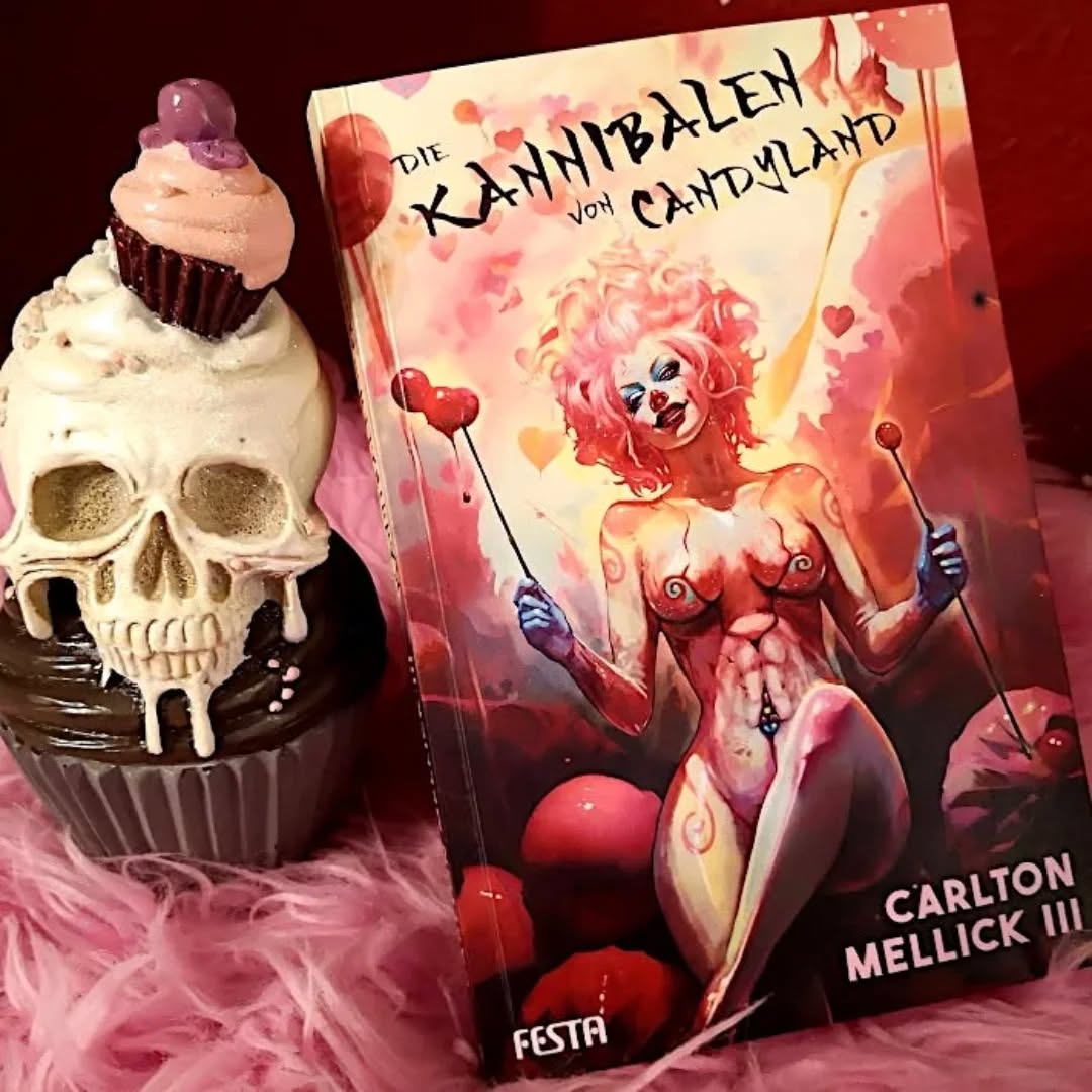 🆁🅴🆉🅴🅽🆂🅸🅾🅽

Gleich zu Beginn eine Warnung an empfindliche Seelchen: Wer er nicht ertragen kann, dass Lebenssäfte wie Karamell oder Vanillecreme gleich literweise vergossen werden, sollte einen großen Bogen um „Die Kannibalen von Candyland“ machen. Aber keine Sorge, auch echtes Blut fließt hier zur Genüge.^^
Franklin ist ein Weirdo. Er liebt Bücher, Tiere, koreanisches Essen und die Farbe Rot, besonders Apfelrot. Also trägt er nur rote Kleidung und wirkt auf seine Mitmenschen wie jemand, der ständig Hörner aufgesetzt bekommt und so ist es auch, denn seine Frau und deren Mutter vergnügen sich selbst in Franklins Anwesenheit mit ihren Geliebten. Und da ist noch etwas: Franklin hat seinen Körper aufgerüstet, damit er für die Jagd nach den Zuckermenschen optimiert ist, jenen Wesen, die seine Geschwister gefressen haben. Er weiß, dass es sie gibt, er hat sie vor 20 Jahren gesehen und er will sie finden. Als er schließlich eines nachts beobachtet, wie ein Zuckermann ein Kind frisst, folgt er ihm und landet in einem unterirdischen Tunnelsystem, dass ihn ins Candyland führt, wo er von einer Zuckerfrau vor dem Angriff der seltsamen Wesen dort gerettet wird. Doch Jujube meint es nicht wirklich gut mit ihm, denn sie hält ihn in ihrem Zuhause gefangen, wo er ihr fortan sowohl Sexsklave, als auch als Nahrung dient. ...

Meine komplette Rezension findet ihr hier: 
https://vollausgebucht.net/?p=23173

#VollAusgebucht #Leseratte #Bookstagram #Timetoread #Booknerd #Büchersüchtig #Booklover #Bücherliebe #Books #Reading #Instabooks #BooksofInstagram #Girlwithbooks #Buchtipp #Bookaddicted #Letsreadabook #Horrorgirl #Thrillerlover #Buchblogger #Leseliebe CarltonMellickIII #DieKannibalenvonCandyland #WeirdFiction #FestaVerlag #FestaFriday
