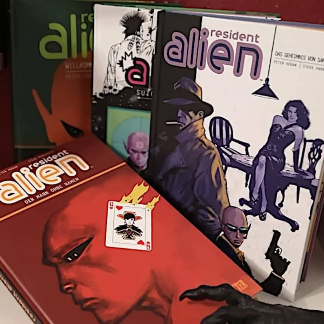 🆁🅴🆉🅴🅽🆂🅸🅾🅽

Ein Alien, das auf der Erde gestrandet ist, als Arzt arbeitet und nebenbei Kriminalfälle löst. Das klingt verrückt? Ist es auch, herzlich willkommen bei "Resident Alien". ...
Wie ihr ja alle bereits wisst, habe ich Harry in mein Herz geschlossen, auch wenn er in den Comics ein völlig anderer ist als in der gleichnamigen Serie. Ich sauge immer alles, was es über seine Vergangenheit zu erfahren gibt, gierig auf und so war der 4. Band der Reihe mal wieder ein kleines Schätzchen für mich. Auch der Todesfall, der Harrys Aufmerksamkeit weckt, beginnt mzunächst recht unspektakulär, weiß aber im Verlauf der Geschichte immer mehr zu fesseln, ebenso wie die im wahrsten Sinne des Wortes gut gezeichneten Figuren. Der markante Stil passt hier einfach perfekt zur Story und auch der immer wieder durchklingende Humor macht das Lesen zum Vergnügen.

Meine komplette Rezension findet ihr hier: 
https://vollausgebucht.net/?p=23373

#VollAusgebucht #Leseratte #Bookstagram #Timetoread #Booknerd #Büchersüchtig #Booklover #Bücherliebe #Books #Reading #Instabooks #BooksofInstagram #Girlwithbooks #Buchtipp #Bookaddicted #Letsreadabook #Horrorgirl #Thrillerlover #Buchblogger #Leseliebe #PeterHogan #SteveParkhouse #ResidentAlien #DerMannohneNamen #SplitterVerlag #HarryVanderspeigle