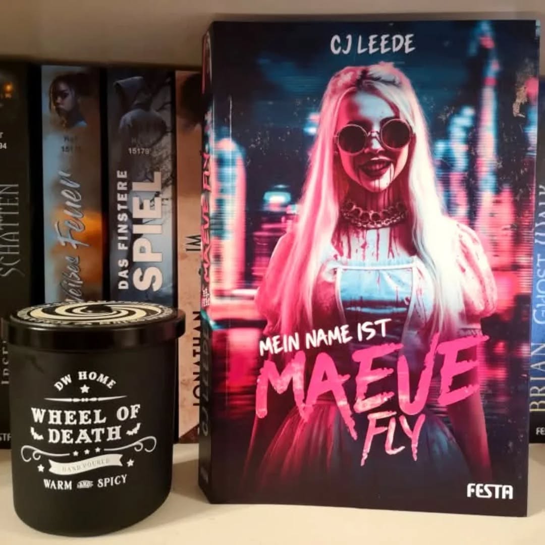 🆁🅴🆉🅴🅽🆂🅸🅾🅽

... Die Art, wie Maeve über ihr Leben erzählt, ist spannend, was sie von sich gibt eher weniger. Die junge Frau ist einfach zu viel von allem und doch irgendwie gleichzeitig auch nichts, eine Getriebene auf der Suche nach einem Ziel, einem Sinn und kurz darauf doch wieder stumpfsinnig im Alltag unterwegs. Ihre Geschichte weiß teilweise wirklich zu fesseln, aber immer, wenn ich glaube, mich ihr etwas angenähert zu haben, kommt sie mit der nächsten dämlichen Aktion um die Ecke und ich gehe wieder auf Abstand. Ist sie unterhaltsam? Definitiv ja, denn Maeve tut einfach nur, wonach ihr ist und pfeift auf Konventionen. Das könnte sie zu einer starken Figur machen, wären da nicht immer wieder bis aufs Letzte ausgewälzte Gewalt-, Ekel und Sexexzesse, die nur dafür da sind um zu schockieren und genau damit habe ich ein Problem. So kann ich Maeve einfach nicht als coole Protagonistin sehen, für mich ist sie einfach nur eine gestörte Seele auf den Weg in den Abgrund, den sie selbst erschaffen hat.
Der Vergleich mit "American Psycho" ist hier gar nicht so weit hergeholt. Sowohl Maeve als auch Patrick Bateman sind gefangen in einer Gewaltspirale, die sich immer weiter dreht, sie sind Narzisten, Psychopathen, beide der Überzeugung, dass ihnen niemand etwas anhaben kann und üben auf ihre ganz eigene Weise Gesellschaftskritik. Allerdings komme ich mit dem guten Patrick besser klar als mit Maeve, die zugleich den amerikanischen Traum und Albtraum lebt.^^

Meine komplette Rezension findet ihr hier: 
https://vollausgebucht.net/?p=23182

#VollAusgebucht #Leseratte #Bookstagram #Timetoread #Booknerd #Büchersüchtig #Booklover #Bücherliebe #Books #Reading #Instabooks #BooksofInstagram #Girlwithbooks #Buchtipp #Bookaddicted #Letsreadabook #Horrorgirl #Thrillerlover #Buchblogger #Leseliebe #MeinNameistMaeveFly #CJLeede #FestaVerlag #Horror