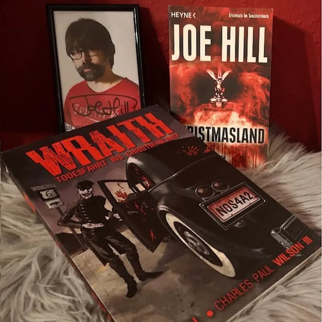 🆁🅴🆉🅴🅽🆂🅸🅾🅽

... Ich liebe "Christmasland" von Joe Hill, außerdem passt es momentan perfekt in die Vorweihnachtszeit, und "Wraith - Todesfahrt ins Christmasland" ist quasi die Vorgeschichte,  der Comic besteht aus Szenen, die es am Ende nicht ins Buch geschafft haben und erzählt auch die Vorgeschichte von Charlie Manx, zeigt als, wie er zu dem Geschöpf wurde, das er jetzt ist, schon allein dafür gibt es einen fetten Daumen nach oben. Auch sein Wagen, der geheimnisvolle Wraith spielt wieder eine Rolle, denn nur mit ihm kommt man ins Christmasland oder kann es wieder verlassen. Diese verzerrte Weihnachtswelt erinnert ein bisschen an Tim Burton, ist nur wesentlich gruseliger und brutaler, an jeder Ecke gibt es blutige Anspielungen auf weihnachtliche Symbole oder Bräuche und auch ein Zoo und ein Irrgarten sorgen für Unterhaltung.
Aber auch die Figuren müssen sich nicht verstecken, allen voran natürlich der charismatische Charlie Manx in seiner Chauffeursuniform, mit dem man, dank seiner Vorgeschichte, fast schon ein bisschen Mitleid hat. Der wahre Sympathieträger ist jedoch Chess, der eigentlich nicht hätte im Gefängnis enden müssen, wenn, nun ja, ... lest es einfach selbst. Joe Hill lässt auch hier wieder Gesellschaftskritik durchblitzen, ganz wie sein Dad.
Charles Paul Wilson III hat mit seinen Zeichnungen der Geschichte Leben eingehaucht, düster und kantig, passend zu diesem weihnachtlichen Albtraum. Doch es geht hier keineswegs nur blutig zu, denn "Wraith: Todesfahrt ins Christmasland" ist auch die berührende Geschichte der Liebe eines Vaters zu seinem Sohn, die ihm Flügel verleiht.

Meine komplette Rezension findet ihr hier: 
https://vollausgebucht.net/?p=23262

#VollAusgebucht #Leseratte #Bookstagram #Timetoread #Booknerd #Büchersüchtig #Booklover #Bücherliebe #Books #Reading #Instabooks #BooksofInstagram #Girlwithbooks #Buchtipp #Bookaddicted #Letsreadabook #Horrorgirl #Thrillerlover #Buchblogger #Leseliebe #WraithTodesfahrtinsChristmasland #JoeHill #CharlesPaulWilsonIII #Horror #Comic #Panini #Christmasland #NOS4A2