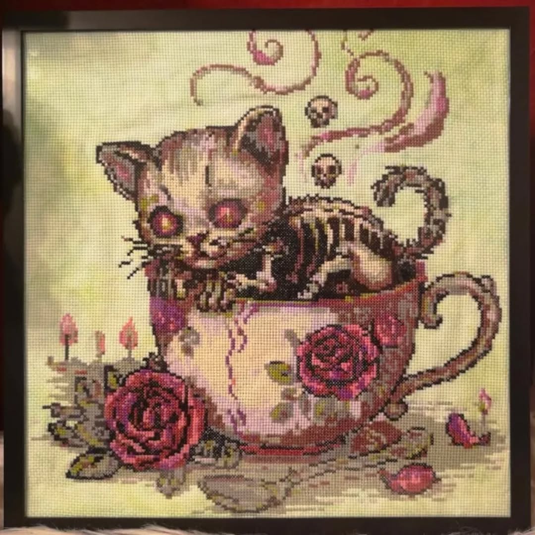 🅸🅲🅷 🅷🅰🅱🅴 🅵🅴🆁🆃🅸🅶

Nachdem nun gestern auch noch der passende Rahmen hier eingetrudelt ist, kann ich nun voller Stolz berichten, dass meine Zombiemiez fertig ist und ich nun auf der Suche nach einem Platz bin, wo das Stickbild so richtig gut zur Geltung kommt. Das gestaltet sich zwar etwas schwierig, da es doch größer ist als anfänglich gedacht, aber ich bin guter Dinge und kann damit leben, dass es nicht ins Bücherregal passt.
Das nächste Projekt ist jetzt ein richtig großes Halloweenbild, bei dem man mit viel Fantasie immerhin schon ein paar Kürbisse erahnen kann.^^ 

#VollAusgebucht #Leseratte #Bookstagram #Timetoread #Booknerd Büchersüchtig Booklover Bücherliebe Books Reading Instabooks BooksofInstagram Bookaddicted Letsreadabook Buchblogger Leseliebe BookstagramGermany Bücher Bücherwurm Buchblog Buchverrückt Bastelstunde DIY DoItYourself Stickbild Zombiemiez Kreuzstich handmade