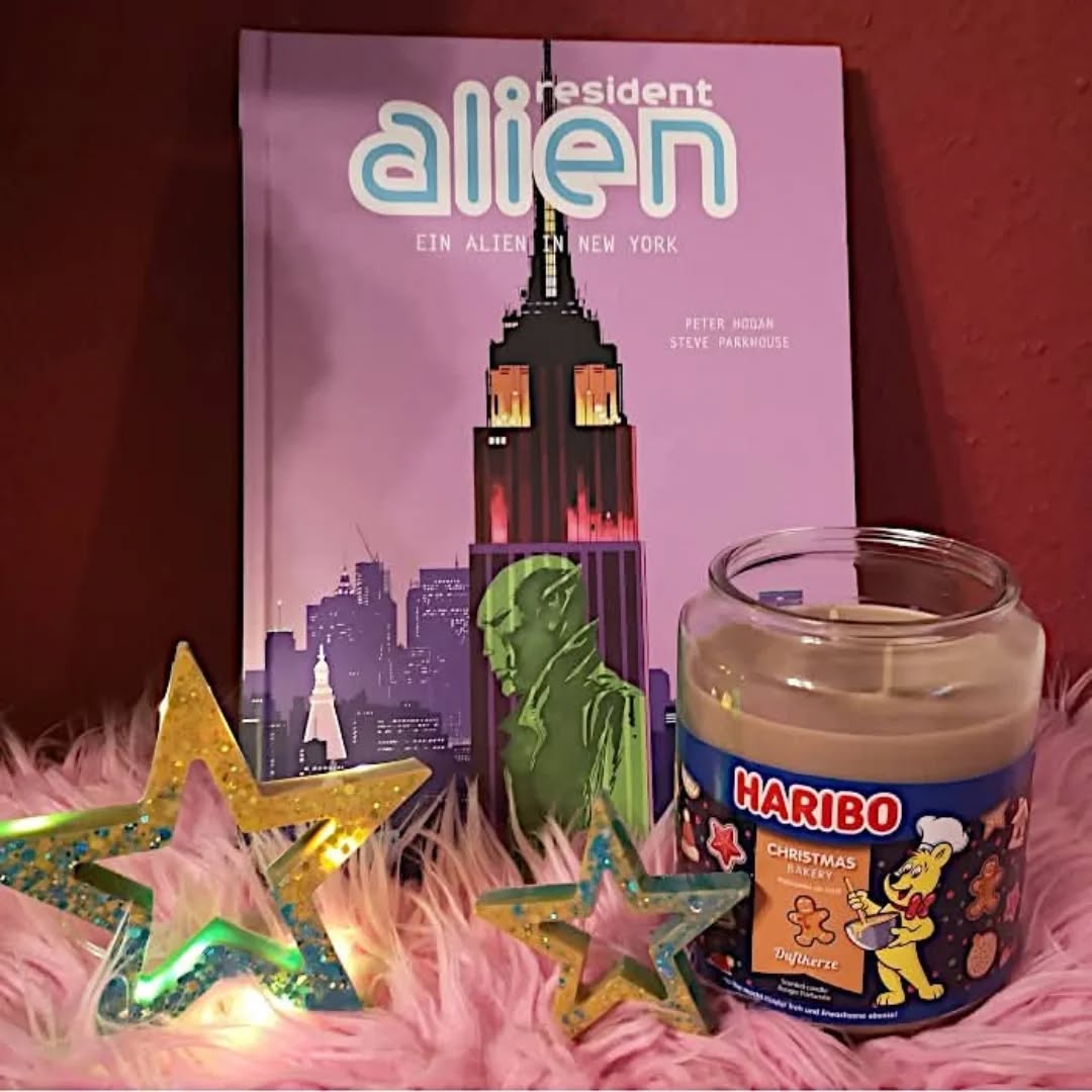 🆁🅴🆉🅴🅽🆂🅸🅾🅽

... Natürlich zieht es auch die Außerirdischen nach New York, wenn auch aus ganz unterschiedlichen Gründen. Neben einem Rückblick in Harrys Vergangenheit, wird nämlich auch die Geschichte von Goliath erzählt, einem Einwanderer, der nebenbei auch noch ein auf der Erde gestrandeter Außerirdischer ist, und unbedingt nach New York will, um dort seinem Traum zu Leben. Wie sich zeigt, ist das nicht so einfach, immer wieder muss er feststellen, dass er eben anders ist als der Rest. Steve Hogan macht mit der traurigen Geschichte des Künstlers auf das Schicksal der vielen Immigranten aufmerksam, die täglich hart schuften, um sich ein Leben aufzubauen und doch oftmals scheitern, allerdings ohne dabei anklagend den Finger zu erheben. Stattdessen hat er es wunderbar in eine sehr berührende Story eingebaut, die zum Nachdenken anregt und so ganz nebenbei zeigt, dass ausgerechnet Harry, das Alien, vielleicht menschlicher ist als wir selbst.
PS: Für das Auftauchen von David Bowie, Klaus Kinski und Michal Jackson vergebe ich außerdem einen fetten Daumen nach oben. ^^ ...

Meine komplette Rezension findet ihr hier: 
https://vollausgebucht.net/?p=23434

#ResidentAlien #EinAlieninNewYork #SplitterVerlag #Comic #HarryVanderspeigle