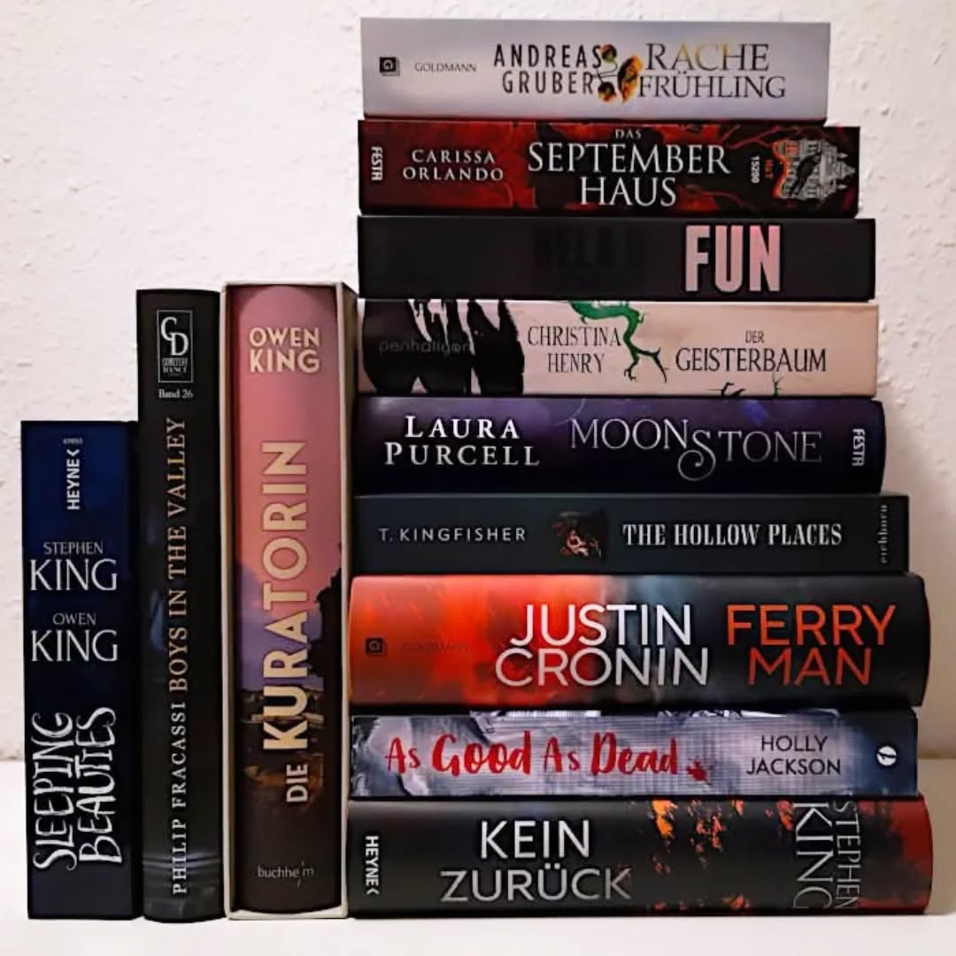 ➊➋ 🅵ü🆁 ➋⓿➋➏

Diesmal habe ich echt lange gebraucht, um die Bücher für meine Leseliste für nächstes Jahr herauszusuchen, aber immerhin habe ich es kurz vor dem Jahreswechsel doch noch geschafft.
Wie ihr vielleicht mitbekommen habt, habe ich mit 26 für 2026 etwas gehadert, weil es mir diesmal schon schwergefallen ist, jeden Monat 2 „vorgeschriebene“ Bücher zu lesen, ich bin einfach nicht der Typ fürs Planen, ich will lesen, wonach mir im Moment ist. Deswegen hab ich mich für „12 für 2026“ entschieden, ein Buch pro Monat lässt sich locker machen.
Auch diesmal machen sich auf meiner Liste wieder Titel breit, die ich eigentlich längst gelesen haben wollte, „Ferryman“ zum Beispiel steht schon über 1,5 Jahre im Regal, „Boys in the Valley“ und „Die Kuratorin“ seit der Leipziger Buchmesse, dort hab ich Owen King ja auch versproche, endlich „Sleeping Beauties“ zu lesen, denn bisher kenne ich nur den Comic. Ach ja, und „Rachefrühling“, ich dachte, ich hätte das längst gelesen, bis ich über den Klappentext gestolpert bin und mir die Handlung so gar nicht bekannt vorkam. So ist es halt, das harte Leben eines Bücherwurms.^^ ...

Meine komplette Rezension findet ihr hier: 
https://vollausgebucht.net/?p=23579

#Vollausgebucht #12für2026 #Challenge #Leseliste #Wanttoread