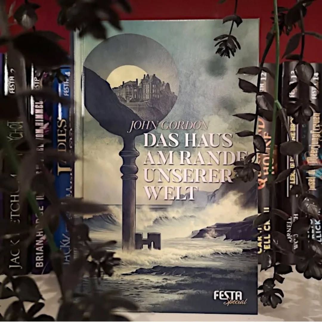 🆁🅴🆉🅴🅽🆂🅸🅾🅽

„Das Haus am Rande unserer Welt“ war das letzte Buch, das ich 2025 gelesen habe und eine herbe Enttäuschung. Der Klappentext klang ein bisschen kryptisch, aber dennoch interessant und was soll ich sagen, er war für mich noch das Beste am ganzen Buch.
Das Werk von John Gordon ist im Original bereits 1970 erschienen, ein Grusel-Jugendbuch. Dementsprechend hab ich ein bisschen Nostalgiefeeling erwartet und natürlich auch die eine oder andere Formulierung, die heute nicht mehr so gebräuchlich ist. Schon nach 30 Seiten musste ich jedoch feststellen, dass ich mit dem Schreibstil so gar nicht klarkam, eigentlich ein Grund abzubrechen. Aber nein, ich dachte mir, hey, da muss doch mal noch irgendwas Aufregendes passieren. Spoiler: tut es nicht. Das ganze Buch über fahren zwei Teenager, denen ein altes Stück Treibholz Angst macht, zwischen einer Wünschelrutengängerin, einer hysterischen Lehrerin und einem aalglatten Anwalt hin und her und liefern sich zwischendrin absolut inhaltslose Gespräche mit zwei weiteren Teenagern. Dabei himmeln sie sich abwechselnd an oder sind sauer aufeinander.
Den „eiskalten Schauder der sich öffnenden Gräber“ habe ich vergeblich gesucht und auch die Spannung, den Grusel und was mir die Geschichte überhaupt sagen sollte. Da ist diese Lehrerin, die erst ihren Mann verloren hat und nun meint ihr Haus steht zwischen gut und böse, auf der einen Seite sind die silbernen Felder, auf der anderen der böse schwarze Fluss und da ist etwas, das sie holen will. Dann gibt es den Jungen, der eines Nachts seltsame Spuren fühlt, die ihm zu einem Mädchen führen, für das er natürlich sofort Feuer und Flamme ist. Und schließlich der undurchsichtige Anwalt, der einen verschollenen Schatz im Moor sucht, der zwar immer wieder erwähnt wird, aber eben nur nebenbei. Eine runde Story ergab das für mich nicht, als Teenager hätte mich das Buch wohl eher frustriert als unterhalten. ...

Meine komplette Rezension findet ihr hier: 
https://vollausgebucht.net/?p=23614

#Vollausgebucht #DasHausamEndeunsererWelt #JohnGordon #FestaVerlag #Bookstagram