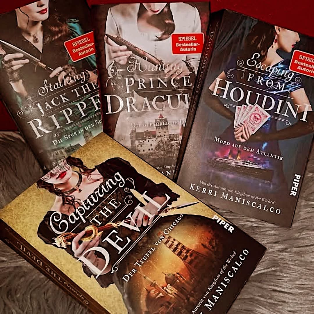 🆁🅴🆉🅴🅽🆂🅸🅾🅽

Alles hat ein Ende, auch Kerri Maniscalcos Thrillerreihe, deren Protagonisten ich schon im ersten Band sofort ins Herz geschlossen habe. Bekommen die beiden ein Ende, dass mich darüber hinwegtröstet, dass es keine weiteren Bücher geben wird? Ist der letzte Fall ein Kracher oder tue ich mich schwer damit? Die Antwort darauf bekommt ihr hier.^^

Audrey Rose und Thomas haben die Reise über den großen Teich hinter sich gebracht und sind in New York eingetroffen. Und obwohl Audrey nach dem Messerangriff auf einen Gehstock angewiesen ist, lässt sie sich natürlich nicht daran hindern, Thomas Geburtstag zu planen und nebenbei in den Tagebüchern ihres toten Bruders zu stöbern. Dabei kommt sie immer mehr zu der Überzeugung, dass er wohl doch nicht Jack the Ripper war, denn in New York kommt es immer wieder zu ähnlichen Morden. Das kann kein Zufall sein, der Killer ist ihnen also nach Amerika gefolgt. Doch die Ermittlungen geraten ein wenig in den Hintergrund, als die Hochzeit der beiden Turteltauben ansteht, bei der natürlich nichts wie geplant läuft. Was genau passiert, werde ich an dieser Stelle natürlich nicht verraten, nur soviel: Die Beiden machen sich Hals über Kopf nach Chicago auf, der Stadt, in der gerade die Weltausstellung stattfindet. Und wer hätte es gedacht, auch hier kommt in ihrem unmittelbaren Umfeld zu brutalen Frauenmorden. Doch wer ist der geheimnisvolle Killer und in welcher Beziehung stand Audrey Roses Bruder Nathaniel zu ihm? 
Nach Jack the Ripper, Dracula und Houdini dreht sich diesmal alles um H. H. Holmes. Wobei, alles ist übertrieben, denn, wie ich zumindest finde, wird dem Fall selbst zu wenig Aufmerksamkeit geschenkt. Schon im Klappentext ist die Rede von Holmes Folter- und Mörderhotel, in der Geschichte selbst wird dem aber recht wenig Platz eingeräumt, mir persönlich zu wenig. Das Hotel mit all seinen verschachtelten Geheimgängen bot so viel Potenzial, leider wurde nur ein Bruchteil davon genutzt....

#Vollausgebucht #Bookstagram #KerriManiscalco
#CapturingtheDevil #PiperVerlag