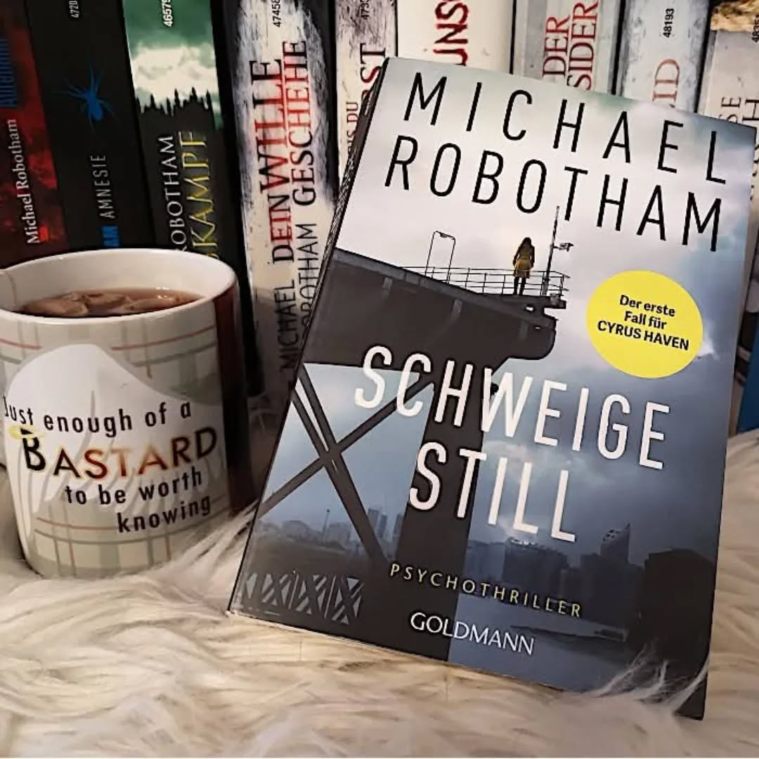 🆁🅴🆉🅴🅽🆂🅸🅾🅽

Nachdem mit "Die andere Frau" 2018 der letzte Thriller mit Joe O'Loughlin erschienen ist und ich den sympathischen Psychologen immer noch vermisse, habe ich mich an die neue Reihe von Michael Robotham versucht. Nun ja, ganz so neu ist sie eigentlich gar nicht, denn "Schweige still" ist bereits 2019 erschienen und stand auch schon einige Zeit ungelesen im Regal, irgendwie hab ich mich nicht so richtig rangewagt. Ihr kennt das doch bestimmt auch, wenn eine tolle Reihe zu Ende ist und es vom selben Autor zwar Nachschub gibt, ihr euch aber nicht sicher seid, ob ihr jemand neuen so ins Herz schließen könnt wie den Charakter, von dem ihr Abschied genommen habt, oder? Auf jeden Fall war ich mir lange nicht sicher, ob ich bereit für einen Neuanfang bin, ja, man mag es nicht glauben, aber manchmal bin ich durchaus etwas dramatisch. Am Ende habe ich mich doch dazu durchgerungen und ich habe es nicht bereut.
Auch Cyrus Haven ist Psychologe, allerdings kämpft er nicht mit Parkinson, sondern hat seine Familie verloren und das auf besonders grausame Art.

"Ich bin der Junge, der von einem Fußballtraining nach Hause kam und seinen Vater tot imWohnzimmer, seine Mutter auf dem Küchenfußboden und seine beiden Zwillingsschwestern zu Tode gehackt in ihrem gemeinsamen Zimmer im ersten Stock gefunden hat. ..." (Seite 38)

Als ein Bekannter ihn darum bittet, sich ein junges Mädchen anzuschauen, ahnt er noch nicht, welchen Einfluss das auf sein Leben haben wird. Denn Evie ist jenes Kind, dass vor Jahren in einem Schrank versteckt gefunden wurde, vollkommen verwahrlost und unterernährt. Inzwischen ist sie eine gereizte junge Frau, die kleinere Straftaten begeht und von der man noch immer nicht weiß, wie alt sie eigentlich ist. Natürlich nimmt sich Cyrus ihrer an, will herausfinden, was damals passiert ist. Als er in einen Mordfall hineingezogen wird, erkennt er, dass Evie eine ganz besondere Gabe hat, sie erkennt, ob jemand lügt oder die Wahrheit sagt. Und das ist nicht nur hilfreich ...

Meine komplette Rezension findet ihr hier: 
https://vollausgebucht.net/?p=23635

#VollAusgebucht #Schweigestill #MichaelRobotham #CyrusHaven #Bookstagram