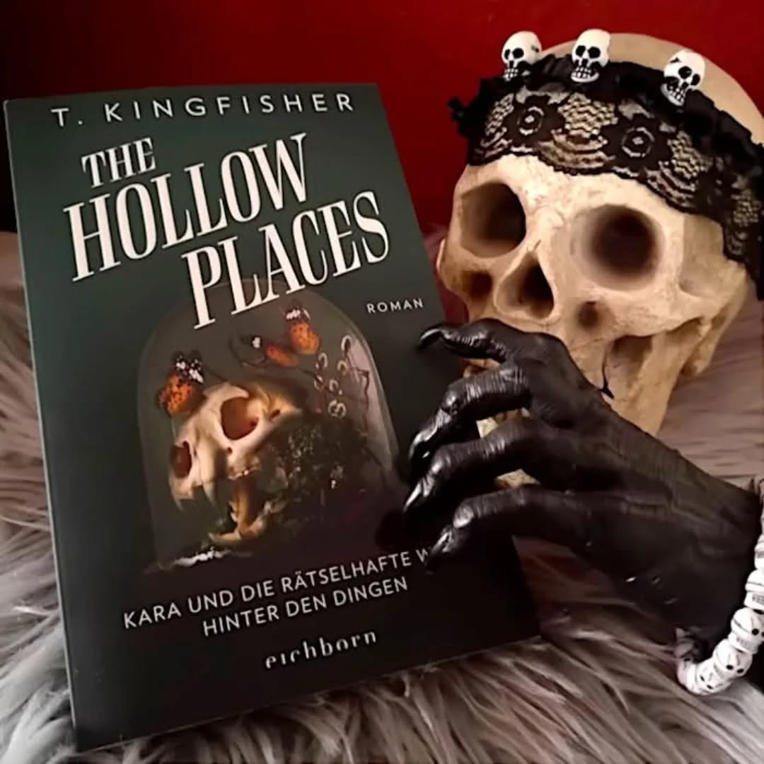 🆁🅴🆉🅴🅽🆂🅸🅾🅽

Ich liebe die Bücher von T. Kingfisher, vor allem, weil ihre Held/innen erschreckend normal und durchschnittlich sind, keine Helden in strahlender Rüstung, sympathisch halt. Und so habe ich nach „Was die Toten bewegt“ und „Was die Nacht verbirgt“ auch bei „The hollow Places“ sofort zugeschlagen.
Hier dreht sich alles um Kara, die sich von ihrem Mann getrennt hat und nun wieder bei ihrer Mutter einziehen muss, zu der sie jetzt nicht das beste Verhältnis hat. Und so kommt ihr das Angebot ihres Onkels, der gesundheitlich angeschlagen ist, sehr entgegen. Earl  betreibt das „Gotteslob-Museum für Naturwunder, Kuriositäten und Tierpräparate“, in dem seine Nichte schon als Teenager ausgeholfen hat und bietet ihr dort ein kleines Hinterzimmer an, wenn sie ihm ein wenig unter die Arme greift. Kara ist begeistert und fühlt sich zwischen all den skurilen Exponaten wie zu Hause, außerdem baut sie ein freundschaftliches Verhältnis zu Simon, dem Barista aus dem Café  nebenan auf. Als Earl ins Krankenhaus muss und Kara das Museum allein leitet, entdeckt sie ein Loch in einer der Trockenbauwände des Museums, den sie zusammen mit Simon reparieren will. Hinter diesem Loch entdecken sie einen Gang, der sie in eine düstere, fremde Welt führt.
Leider kommt dieses Buch für mich nicht an die anderen der Autorin heran, was vielleicht auch daran liegt, dass ich Kara, der Protagonistin, keinen wirklichen Zugang gefunden habe. Dabei ist das Setting toll, schon allein Onkel Earls Museum bringt mein kleines schwarzes Herzchen zum Hüpfen. Wäre ich auf der Durchreise, würde ich diesem Ort auf jeden Fall einen Besuch abstatten. ...

Meine komplette Rezension findet ihr hier: 
https://vollausgebucht.net/?p=23984

#VollAusgebucht #ThehollowPlaces #TKingfisher #EichbornVerlag #Bookstagram