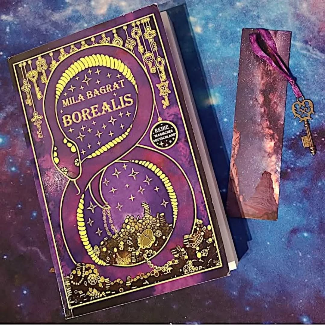 🆁🅴🆉🅴🅽🆂🅸🅾🅽

Borealis van Dyke ist 12 und hat es nicht leicht im Leben, er hat Heterochromie, also zwei unterschiedliche Augenfarben und wird in der Schule gemobbt.  Er lebt in Trier und fühlt eine seltsame Verbindung zum Porta Nigra. Das alte Stadttor zieht ihn magisch an, er hört dort flüsternde Stimmen und fühlt eine düstere Macht. Doch um Magie geht es im ersten Teil des Buches erstmal nicht, denn Bo erzählt in der Ich-Form aus seinem Leben, vom Verlust seines besten Freundes Norman und dem Unglück, dass seine Familie seitdem heimsucht. Und so trifft der Junge eines Tages eine unüberdachte Entscheidung, deren Konsequenzen er sich stellen muss. Hier beginnt der zweite Teil des Buches, in dem es nun endlich fantastisch wird, denn Borealis beginnt seine Reise und die startet, wie sollte es anders sein, am Porta Nigra und führt ihn hinab in die atakomben. Er muss sich der Dunkelheit jedoch nicht allein stellen, denn mit dem geheimnisvollen Mann in dunklem Kapuzenumhang bekommt er Begleiter an die Seite gestellt.
Man kann jetzt kritisieren, dass es lange dauert, bis "Borealis" den Sprung vom "normalen" Jugendbuch zur Fantasygeschichte schafft, denn die erste Hälfte dient als lange Einleitung und erzählt sehr ausführlich, was zu Bos Trip in die "Unterwelt" geführt hat. Allerdings ist das keinesfalls langweilig, sondern gibt einen tiefen Einblick in eine verwundete Kinderseele, die schon so einiges mitgemacht hat, die sich mit Verlust und Ablehnung auskennt und versucht, einen begangenen Fehler auszubügeln.
Mit dem Start in den magischen Teil ändert sich dann auch die Perspektive, denn von da an berichtet nicht mehr Borealis selbst, sondern ein Erzähler übernimmt das Ruder und ich persönlich empfinde das als sehr gelungenen Schachzug, denn es zeigt, das hier nun etwas ganz Neues beginnt. ...

Meine komplette Rezension findet ihr hier: 
https://vollausgebucht.net/?p=24058

#VollAusgebucht #Borealis #MilaBagrat #Fantasy #Bookstagram