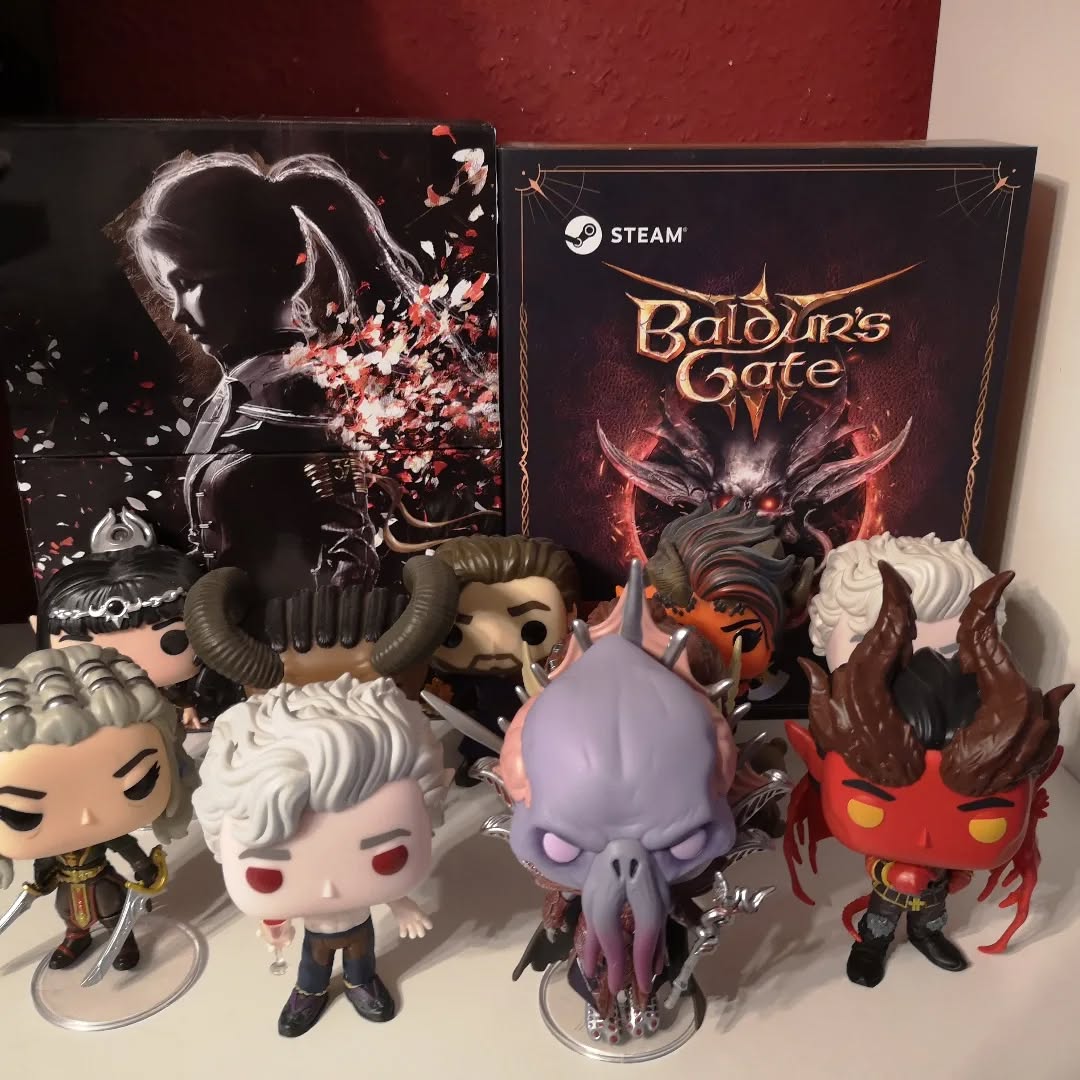🅶🅰🅼🅴🆁🅶🅸🆁🅻

Aufgrund akuter Faulheit und weil mir heute einfach nur noch nach entspanntem Netflixen ist, gibt es heute nur einen kurzen Post von mir.
Aber ich wollte euch eh den Zuwachs für meine kleine Baldur's Gate Familie zeigen, der gerade angekommen ist und dank dem ich jetzt einen neuen Platz für die gesamte Bande suchen muss, denn mein Regal ist vollgestopft, das gibt es also nicht nur bei Büchern.^^ 
Der nächste Post wird dann auch wieder buchig, doch jetzt gibt es erstmal was zu futtern und dann was fürs Auge.

#VollAusgebucht #BaldursGateIII #Gamergirl #FunkoPops #Bookstagram