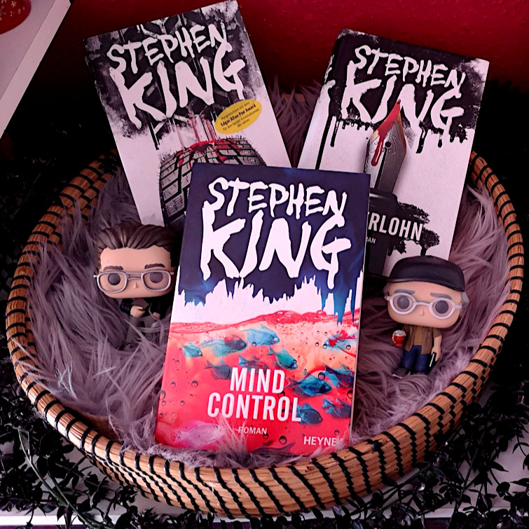 🆁🅴🆉🅴🅽🆂🅸🅾🅽

... Es hat lange gedauert, bis ich mir endlich den letzten Band von Stephen Kings Bill Hodgens Trilogie vorgenommen habe, immer wieder hab ich ihn vor mir hergeschoben, denn ich mag den grummeligen Bill und wollte ihn einfach nicht gehen lassen, denn er ist nach langer Zeit mal wieder einer von Kings Charakteren, den ich sofort ins Herz geschlossen habe. Doch wie heißt es so schön? Alles hat einmal ein Ende und da ich die Serie ja schon gesehen und auch „Holly“ gelesen habe, wusste ich natürlich, was mich erwartet. Ein paar Tränchen vergossen habe ich trotzdem und muss gestehen, ich hätte lieber mehr von Bill gelesen als von Holly, der ollen Nervensäge. Wobei ich schon zugeben muss, dass sie sich irgendwie von Buch zu Buch gebessert hat, aber so richtig glücklich bin ich mit ihr immer noch nicht.
Zum großen Finale sind jedenfalls wieder alle angetreten, neben Bill, Holly und Brady gibt es natürlich auch ein Wiedersehen mit Pete, Izzy, Barbara und Jerome. Ich persönlich freue mich ja, wenn mich eine Figur länger als nur ein Buch begleitet und gerade Stephen King ist ja bekannt dafür, seine Charaktere immer mal wieder aus der Versenkung auftauchen zu lassen, wofür ich ihn übrigens heiß und innig liebe.^^ ...

Meine komplette Rezension findet ihr hier: 
https://vollausgebucht.net/?p=24799

#VollAusgebucht #MindControl #BillHodges #StephenKing #Bookstagram